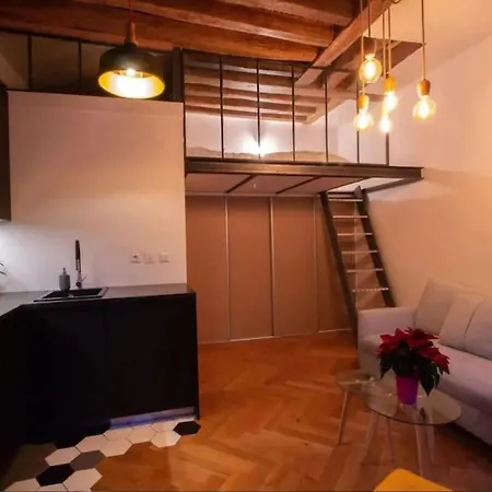 Bel Parisien, Typique Du Marais