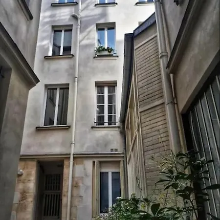 Bel Parisien, Typique Du Marais